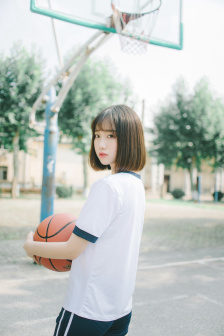小女儿含着巨大写作业